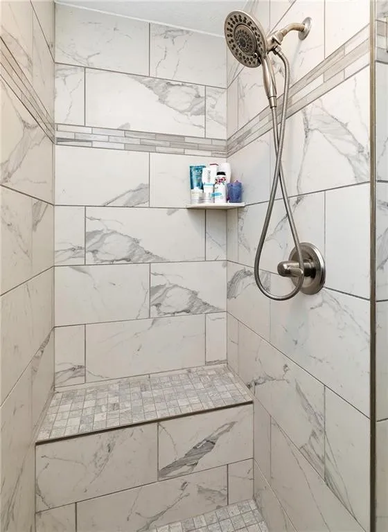 10908 NW 107th Street, Granger, Iowa - Shower